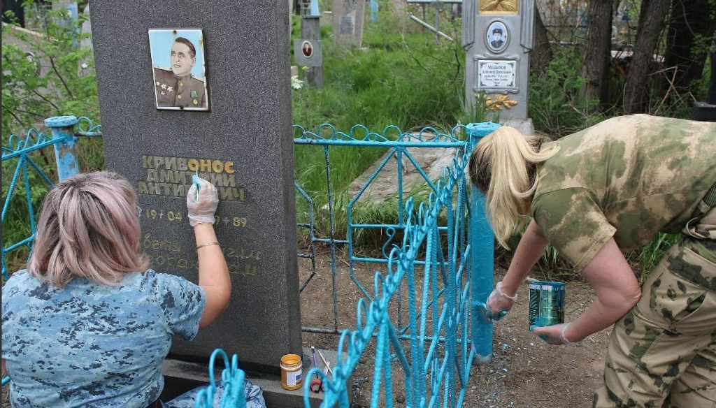 В Херсонской области правоохранители и школьники привели в порядок мемориал участникам Великой Отечественной войны В Херсонской области правоохранители и школьники привели в порядок мемориал участникам Великой Отечественной войны