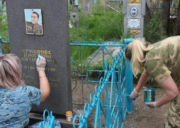 В Херсонской области правоохранители и школьники привели в порядок мемориал участникам Великой Отечественной войны