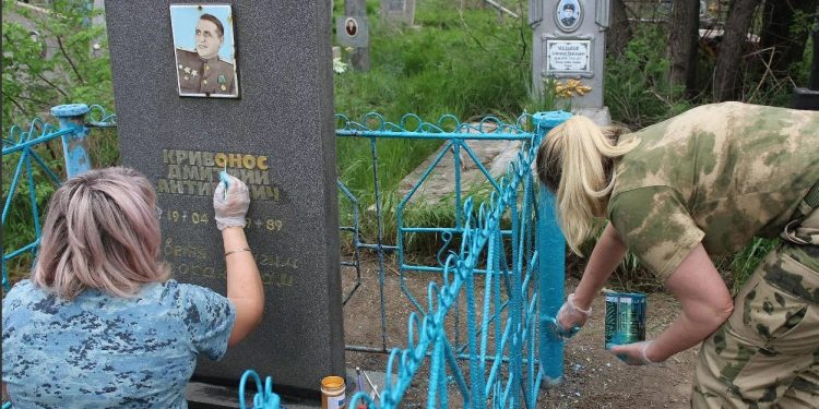 В Херсонской области правоохранители и школьники привели в порядок мемориал участникам Великой Отечественной войны
