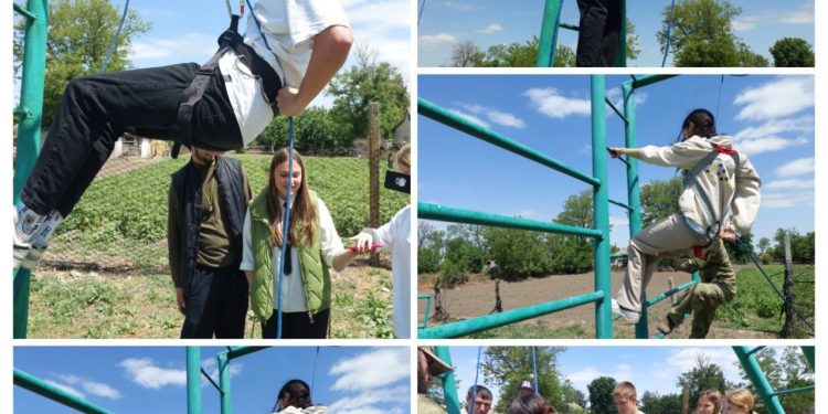 В Херсоне росгвардейцы провели мастер-класс по скалолазанию для школьников В Херсоне росгвардейцы провели мастер-класс по скалолазанию для школьников