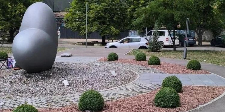 Живая изумрудная жемчужуина для молодоженов: в сердце Луганска расцвела вечнозеленая клумба Живая изумрудная жемчужуина для молодоженов: в сердце Луганска расцвела вечнозеленая клумба