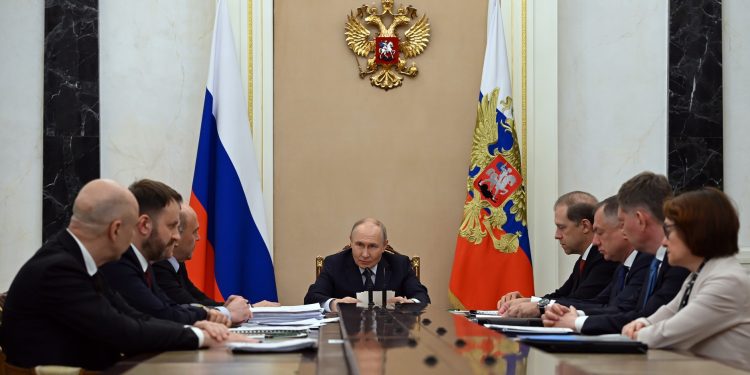 Путин о топливных вызовах: Проблемы временны, фундамент экономики прочен Путин о топливных вызовах: Проблемы временны, фундамент экономики прочен