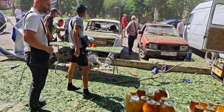 Стихийный рынок на светловской площади в Каховке подвергся обстрелу Стихийный рынок на светловской площади в Каховке подвергся обстрелу