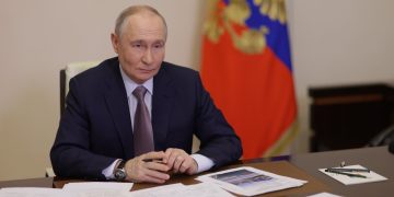 Политика России: Путин подписал закон об упрощении регистрации автомобилей в новых регионах