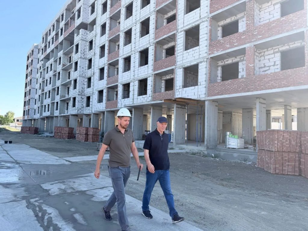 Новый Геническ: несмотря на обстрелы, в городе растет «Семейный парк» Новый Геническ: несмотря на обстрелы, в городе растет «Семейный парк»