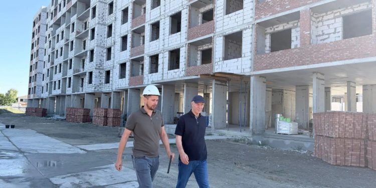 Новый Геническ: несмотря на обстрелы, в городе растет «Семейный парк»