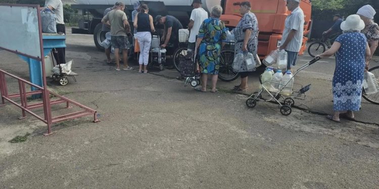 Из-за ударов по энергетике в Херсонской области организовали подвоз воды и продуктов Из-за ударов по энергетике в Херсонской области организовали подвоз воды и продуктов