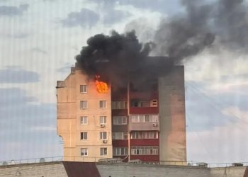 ВСУ с помощью дрона атаковали многоквартирный дом в Новой Каховке