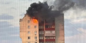ВСУ с помощью дрона атаковали многоквартирный дом в Новой Каховке