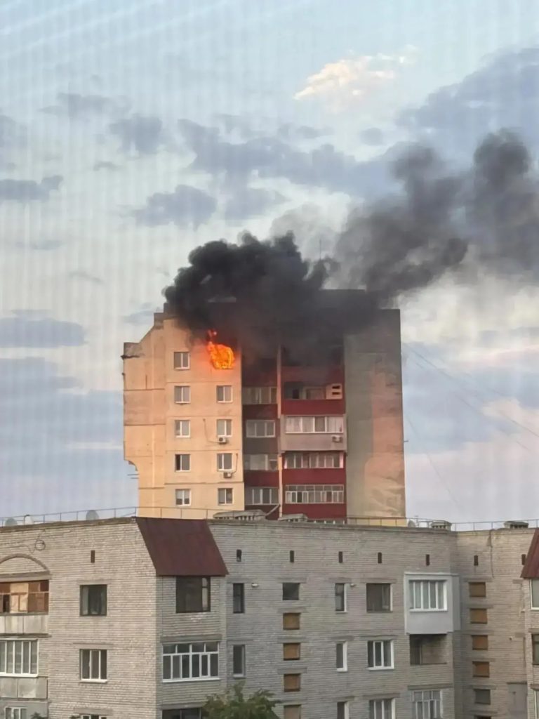 ВСУ с помощью дрона атаковали многоквартирный дом в Новой Каховке ВСУ с помощью дрона атаковали многоквартирный дом в Новой Каховке