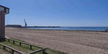 Скадовский пляж в Херсонской области очистили от мусора и камней