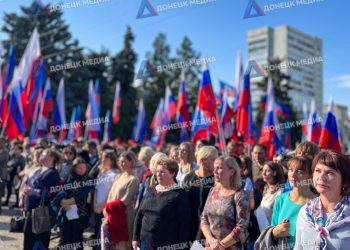 Живая память и красные клены: как Донбасс отметил годовщину возвращения домой